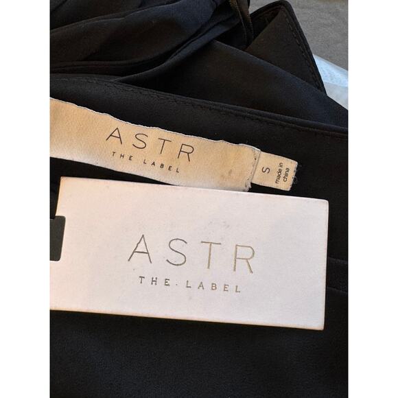 NEW ASTR THE LABEL Asymmetrical Puff Sleeve One Shoulder Satin Top Size S - Picture 7 of 8